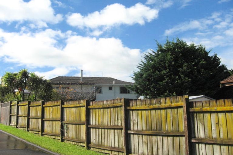 Photo of property in 132 Aviemore Drive, Highland Park, Auckland, 2010