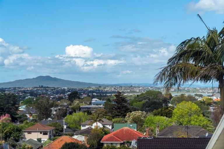 Photo of property in 3/211 Onewa Road, Birkenhead, Auckland, 0626