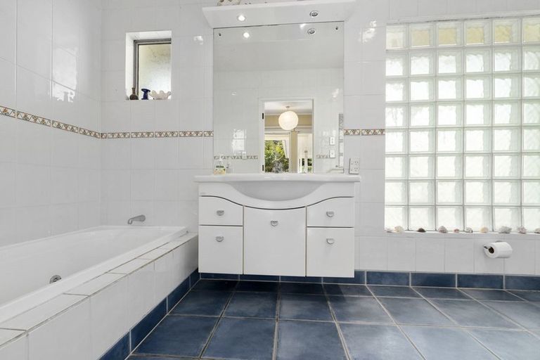 Photo of property in 72 Ravenwood Drive, Forrest Hill, Auckland, 0620