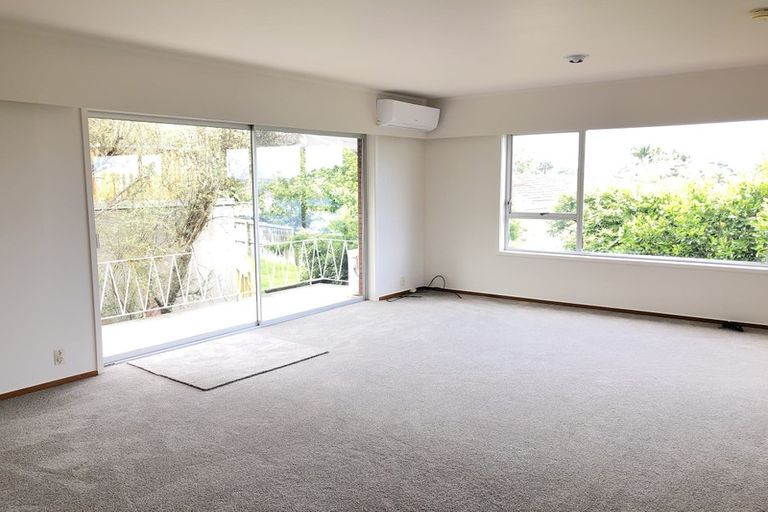 Photo of property in 22 Holdaway Avenue, Northcote, Auckland, 0627