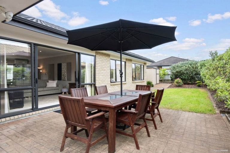 Photo of property in 52 Stranraer Crescent, Wattle Downs, Auckland, 2103