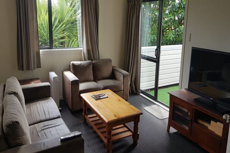 Photo of property in 8b Schnapper Rock Road, Schnapper Rock, Auckland, 0632