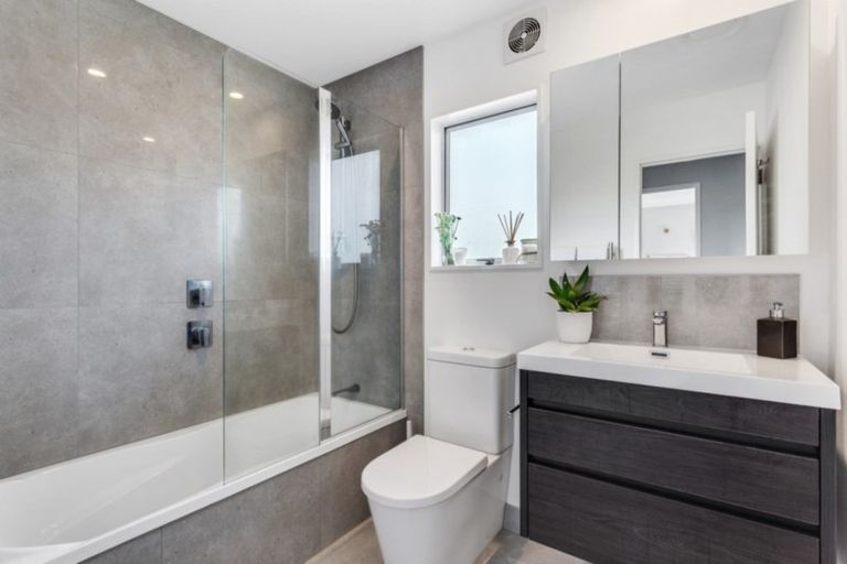 Photo of property in 7 Elizabeth Drive, West Harbour, Auckland, 0618