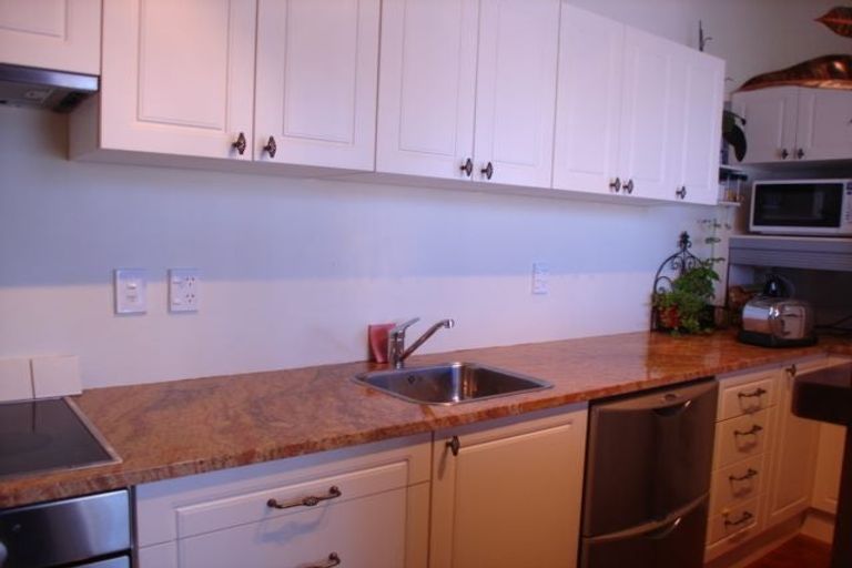 Photo of property in 82 Oriental Parade, Oriental Bay, Wellington, 6011