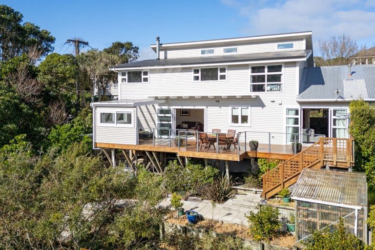 Photo of property in 16 Narbada Crescent, Khandallah, Wellington, 6035