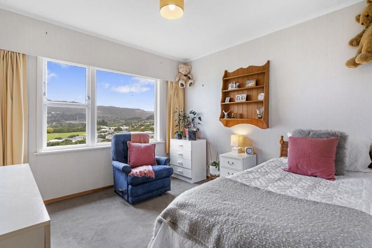 Photo of property in 40 Saint Johns Terrace, Tawa, Wellington, 5028