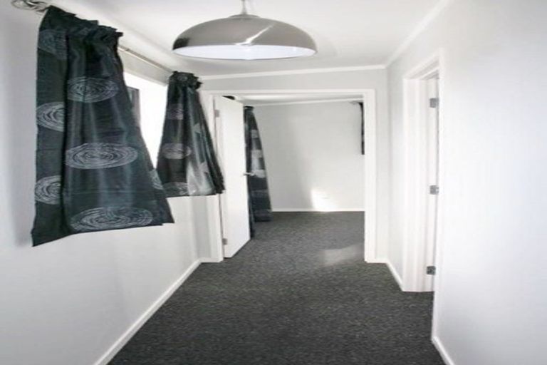 Photo of property in 16a Woodall Place, Totara Vale, Auckland, 0627