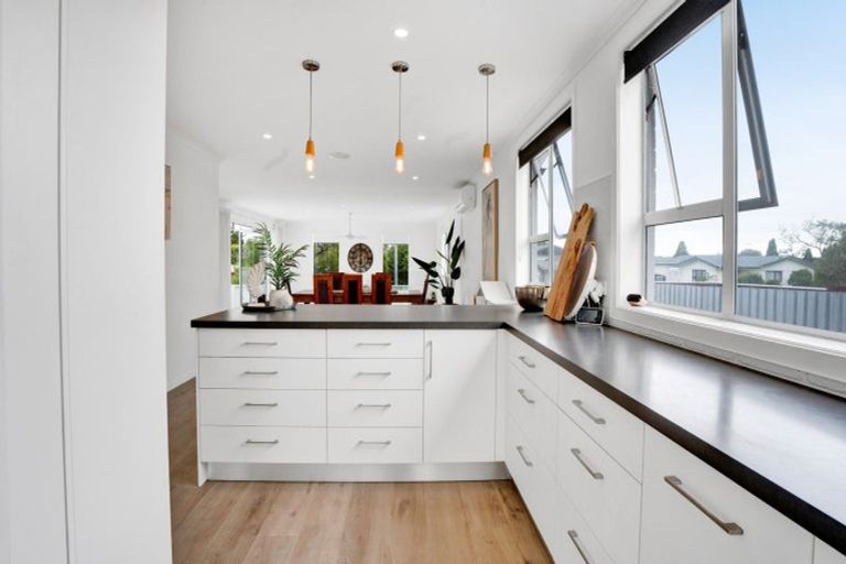 Photo of property in 15 Kowhai Street, Strandon, New Plymouth, 4312