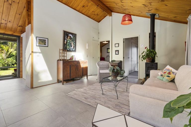 Photo of property in 44 Turanga Road, Henderson Valley, Auckland, 0612