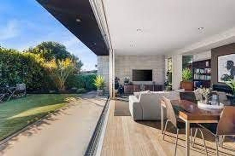 Photo of property in 20 Augusta Street, Redcliffs, Christchurch, 8081