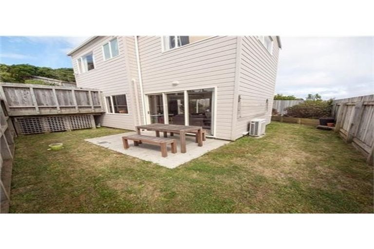 Photo of property in 40c Ruskin Road, Newlands, Wellington, 6037