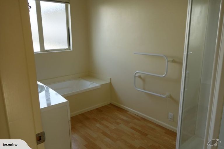 Photo of property in 6b Kinapori Terrace, Newlands, Wellington, 6037