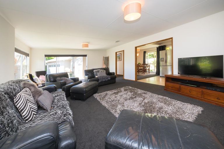 Photo of property in 11 Dorset Crescent, Hokowhitu, Palmerston North, 4410