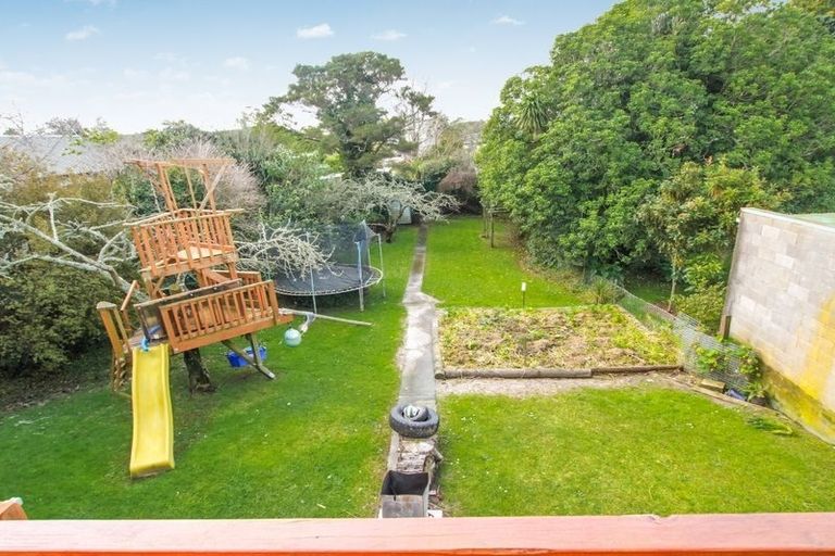 Photo of property in 12 Cron Avenue, Te Atatu South, Auckland, 0610