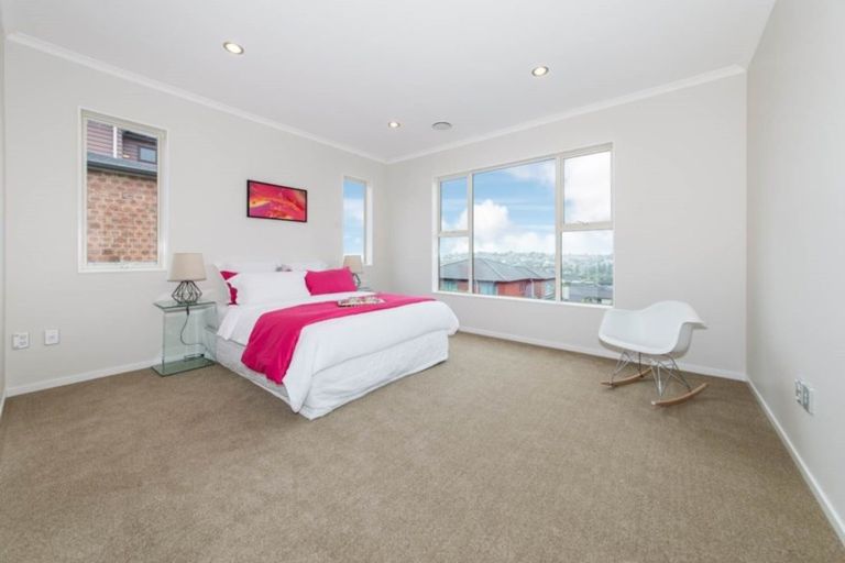 Photo of property in 16a Wychwood Avenue, Henderson Valley, Auckland, 0612