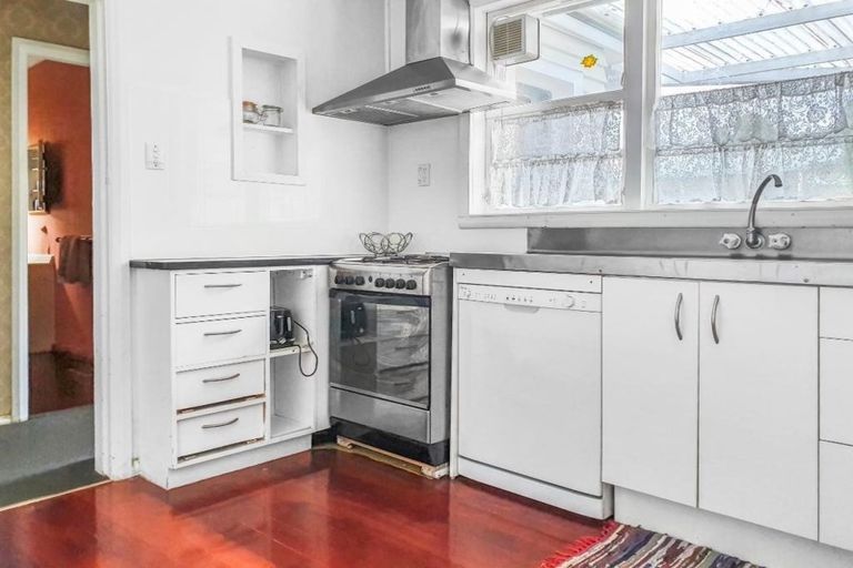 Photo of property in 16 Oxford Street, Fairfield, Hamilton, 3214