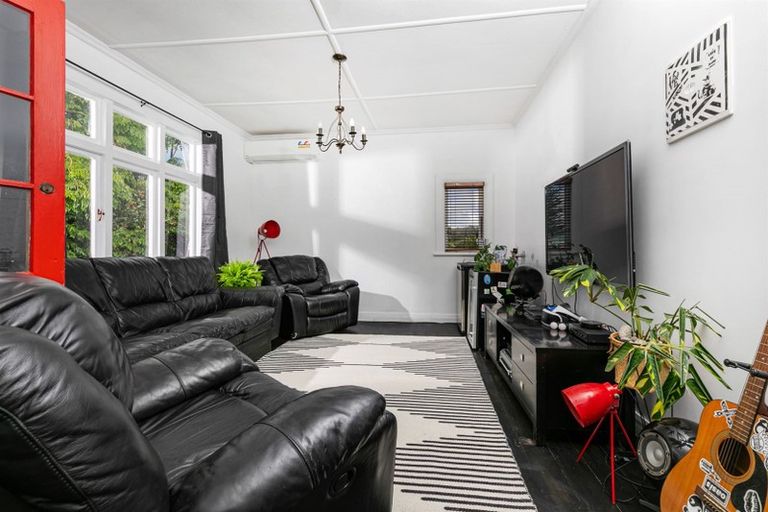 Photo of property in 5 Don Buck Road, Henderson, Auckland, 0614