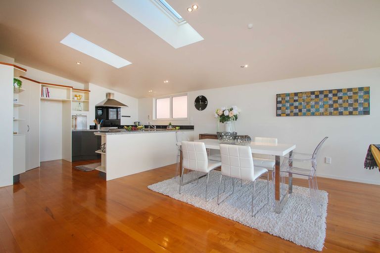 Photo of property in 99 Pupuke Road, Northcote, Auckland, 0627