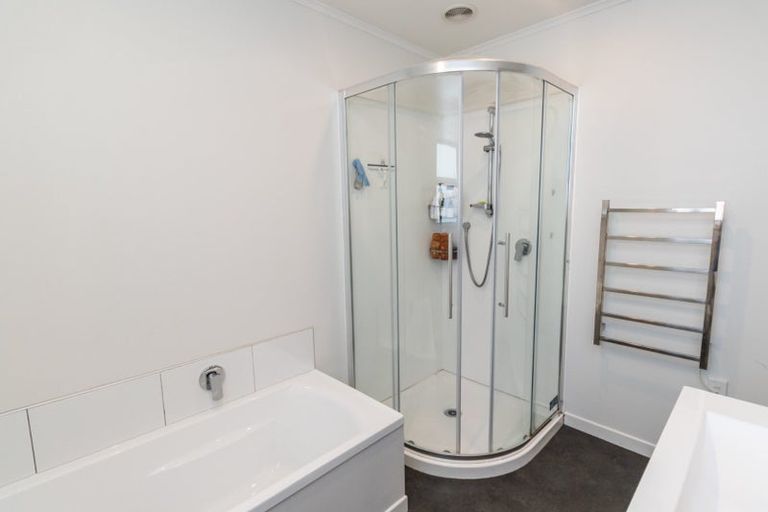 Photo of property in 68 Newlands Road, Newlands, Wellington, 6037