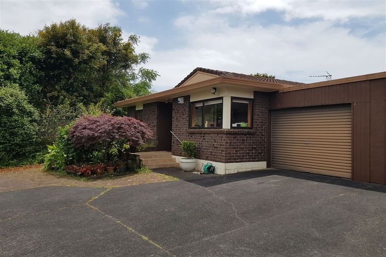 Photo of property in 2/13 Parramatta Place, Botany Downs, Auckland, 2010