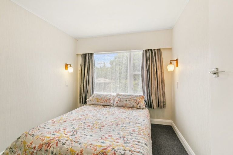 Photo of property in 52 Kenmore Street, Newlands, Wellington, 6037