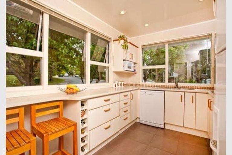 Photo of property in 1 Hume Drive, Hillcrest, Auckland, 0627