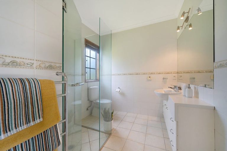 Photo of property in 3 Napuka Road, Henderson Valley, Auckland, 0612