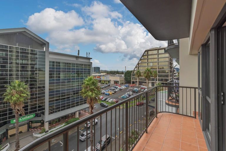 Photo of property in The Rennaissance, 6i/18 Ronwood Avenue, Manukau, Auckland, 2104