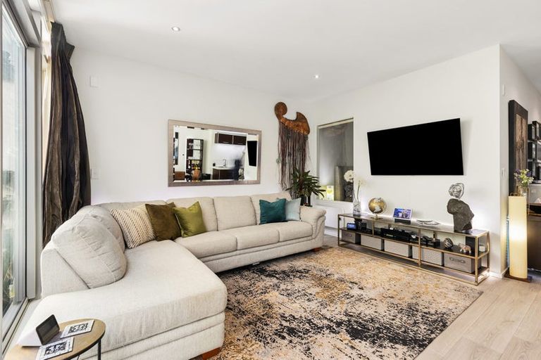 Photo of property in Las Olas De Cuba, 1/35 Torrens Terrace, Mount Cook, Wellington, 6011