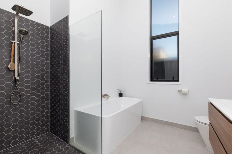 Photo of property in 2 Parachute Crescent, Papakura, 2110