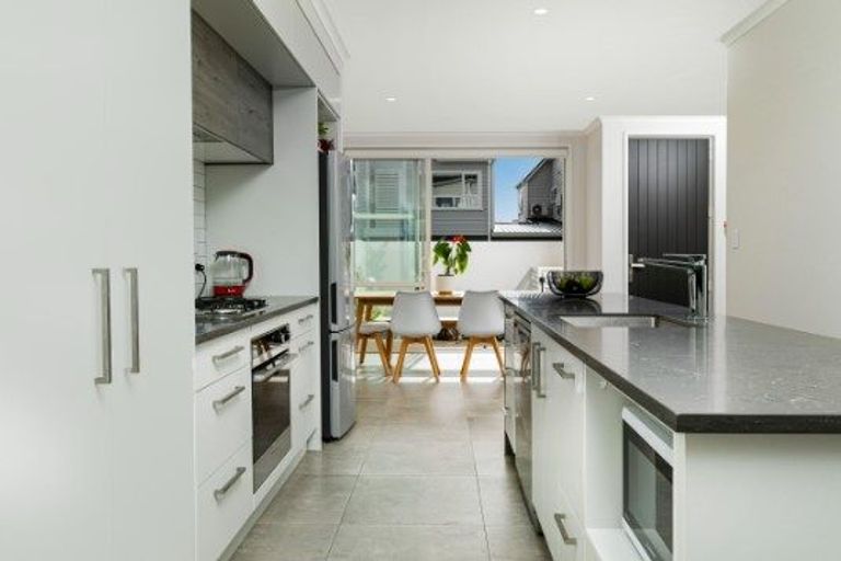 Photo of property in 17 Sanremo Lane, Stanmore Bay, Whangaparaoa, 0932