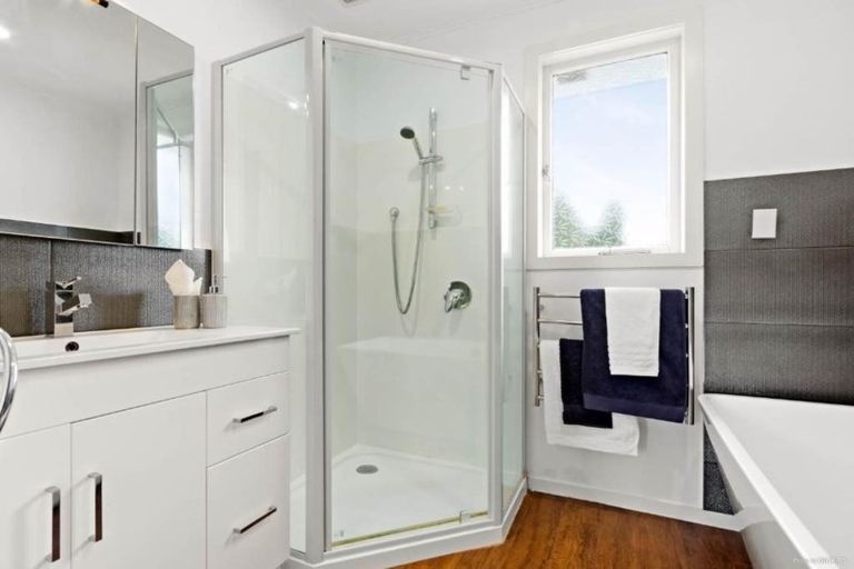 Photo of property in 22 Trojan Crescent, New Lynn, Auckland, 0600