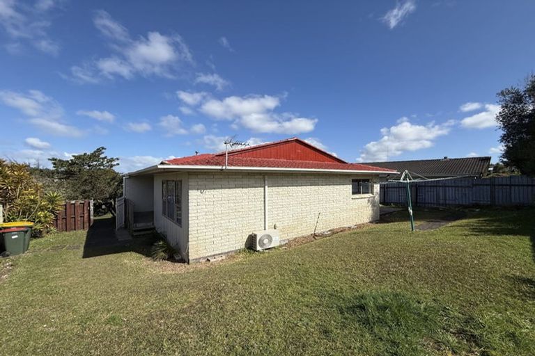 Photo of property in 2/47 Zita Maria Drive, Massey, Auckland, 0614