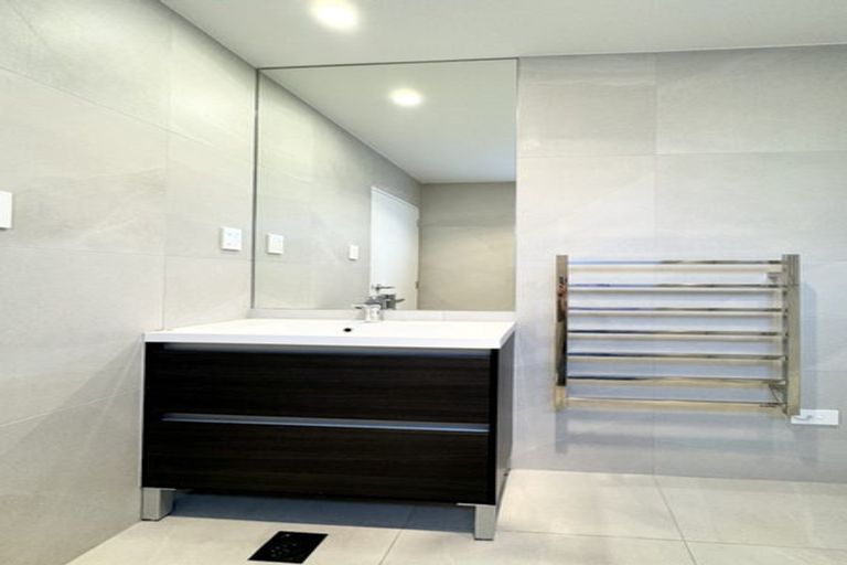 Photo of property in 2 Orowaru Avenue, Massey, Auckland, 0614