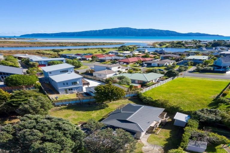 Photo of property in 167 Weggery Drive, Waikanae Beach, Waikanae, 5036