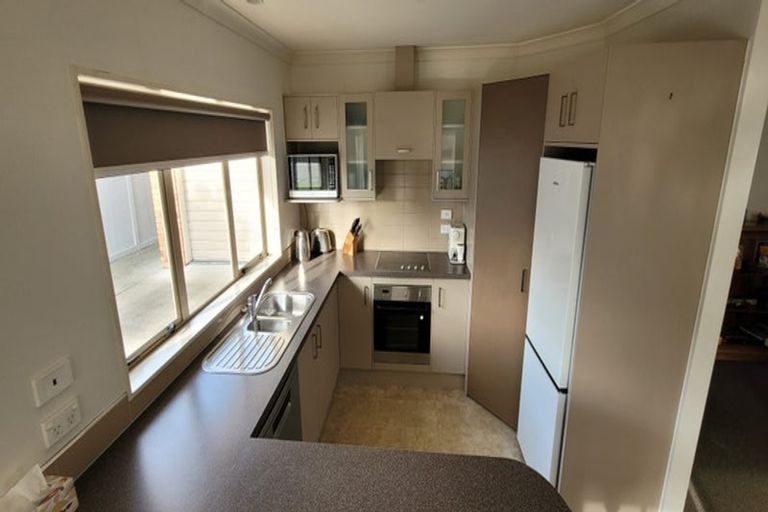 Photo of property in 15 Balmerino Grove, Waikanae, 5036