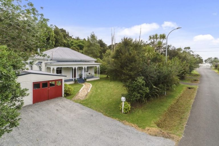 Photo of property in 8 Western Road, Laingholm, Auckland, 0604