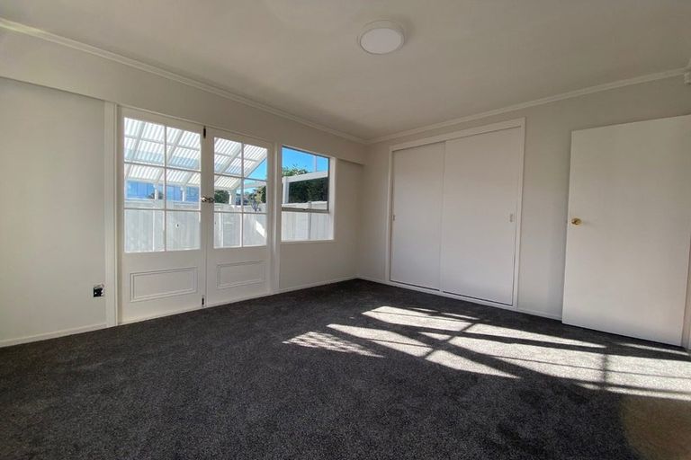 Photo of property in 92 Ravenwood Drive, Forrest Hill, Auckland, 0620