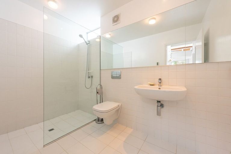 Photo of property in 42 Dorking Road, Brooklyn, Wellington, 6021