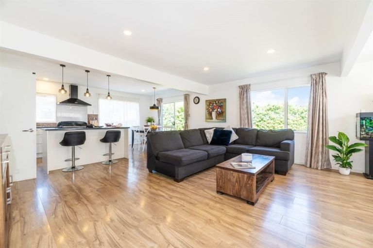 Photo of property in 2/2 Becroft Drive, Forrest Hill, Auckland, 0620