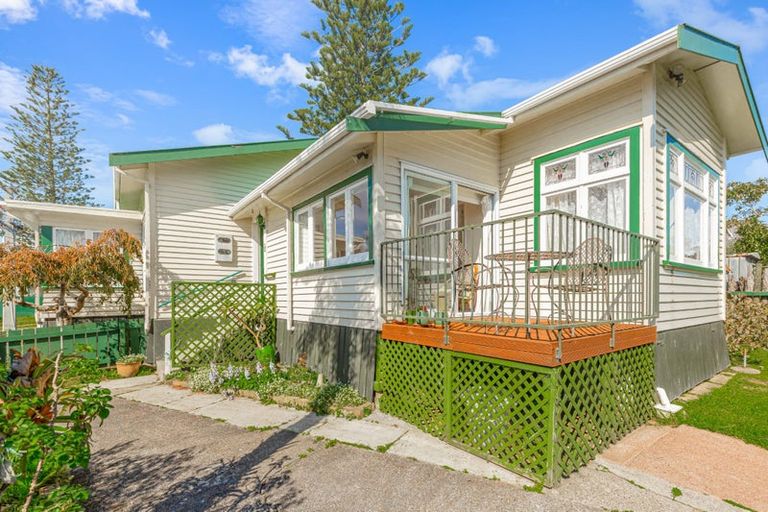 Photo of property in 8 Nikau Street, New Lynn, Auckland, 0600