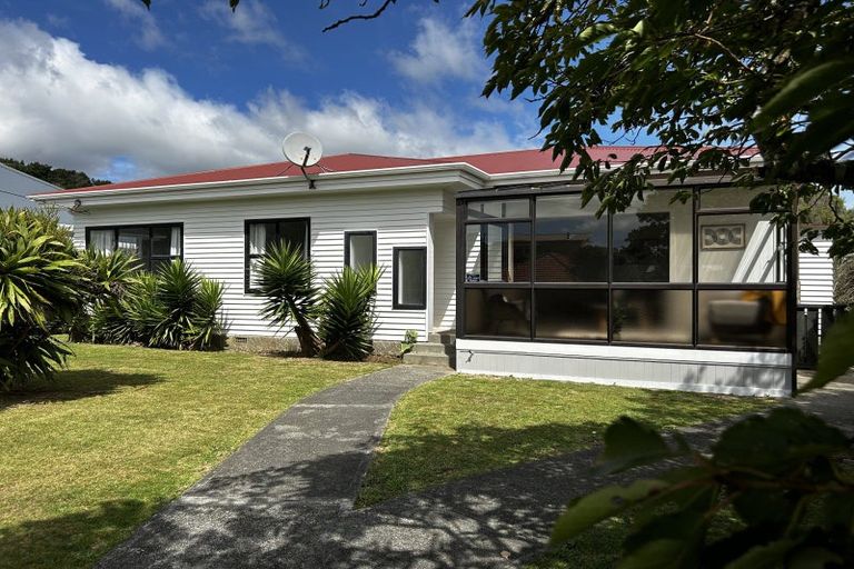 Photo of property in 32 Mexted Terrace, Tawa, Wellington, 5028