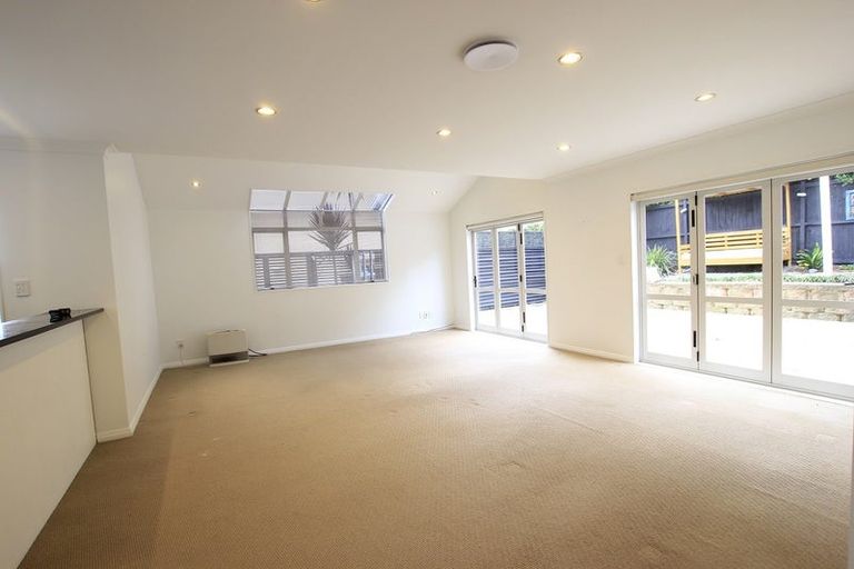 Photo of property in 15 Newbury Place, Schnapper Rock, Auckland, 0632