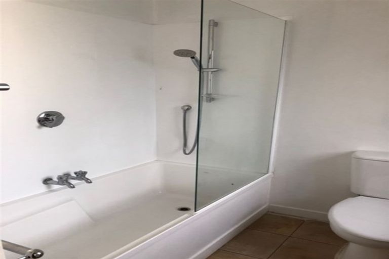 Photo of property in 20a Rutland Road, Stanley Point, Auckland, 0624