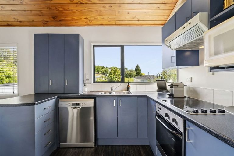 Photo of property in 2/70b Matipo Road, Mairangi Bay, Auckland, 0630