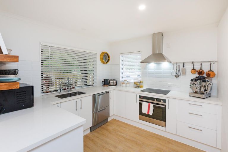 Photo of property in 3 Winston Avenue, Hokowhitu, Palmerston North, 4410