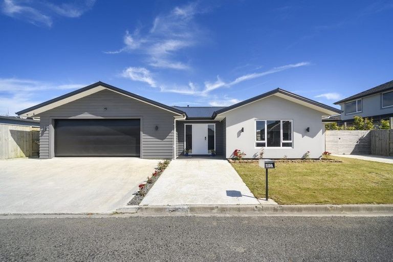 Photo of property in 126 Johnstone Drive, Fitzherbert, Palmerston North, 4410