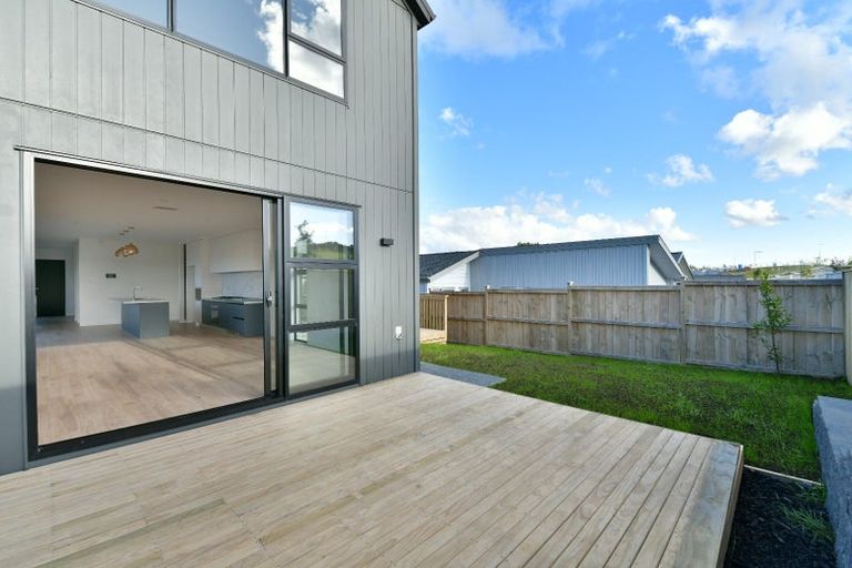 Photo of property in 15 Makenu Crescent, Wainui, Silverdale, 0992