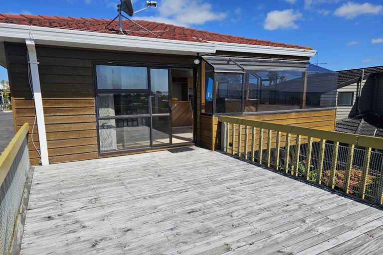 Photo of property in 1/979 Beach Road, Torbay, Auckland, 0630