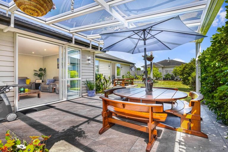 Photo of property in 17 Larmer Drive, Kumeu, 0810
